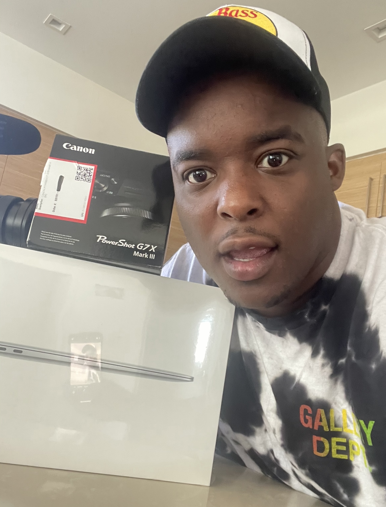 Youtube Starter Kit ( MacBook & Camera ) Raffle Creator